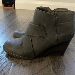 Ladies Wedge booties Size 9M